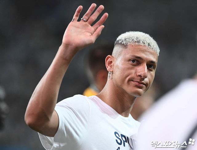 영국 공영방송 BBC는 16일 "히샬리송은 햄스트링 부상으로 7주간 결장한다"고 보도했다. 히샬리송은 지난 주말 애스턴 빌라와의 FA컵 3라운드 홈경기(1-2 패)에서 선발 출전했으나, 전반 31분 만에 햄스트링 통증을 호소하며 교체 아웃됐다. 정밀 검사 결과는 절망적이었다. 토마스 프랑크 토트넘 감독은 웨스트햄 유나이티드전 사전 기자회견에서 '안타깝게도 히샬리송은 햄스트링 부상을 입어 최대 7주 동안 경기에 나설 수 없을 것'이라고 공식 확인했다. 엑스포츠뉴스DB