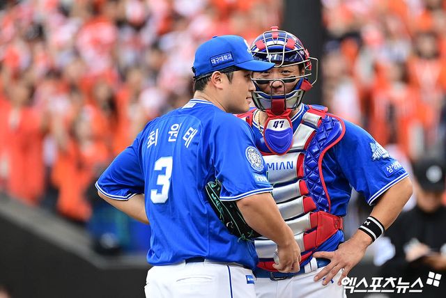 19일 오후 대전한화생명볼파크에서 열린 '2025 신한 SOL Bank KBO 포스트시즌' 삼성 라이온즈와 한화 이글스의 플레이오프 2차전 경기, 2회말 2사 2,3루 삼성 강민호가 마운드를 방문해 선발투수 최원태와 이야기를 나누고 있다. 엑스포츠뉴스 DB