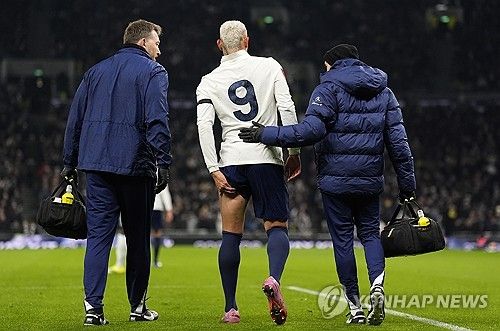 영국 공영방송 BBC는 16일 "히샬리송은 햄스트링 부상으로 7주간 결장한다"고 보도했다. 히샬리송은 지난 주말 애스턴 빌라와의 FA컵 3라운드 홈경기(1-2 패)에서 선발 출전했으나, 전반 31분 만에 햄스트링 통증을 호소하며 교체 아웃됐다. 정밀 검사 결과는 절망적이었다. 토마스 프랑크 토트넘 감독은 웨스트햄 유나이티드전 사전 기자회견에서 '안타깝게도 히샬리송은 햄스트링 부상을 입어 최대 7주 동안 경기에 나설 수 없을 것'이라고 공식 확인했다. 연합뉴스