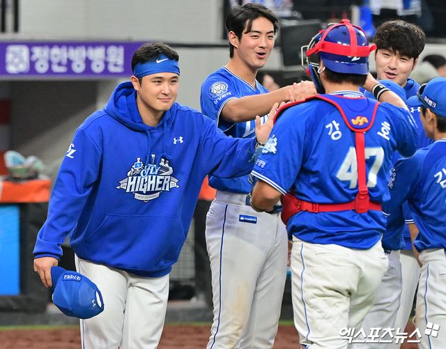 19일 오후 대전한화생명볼파크에서 열린 '2025 신한 SOL Bank KBO 포스트시즌' 삼성 라이온즈와 한화 이글스의 플레이오프 2차전 경기, 삼성이 선발투수 최원태의 7이닝 1실점 완벽투에 힘입어 한화에게 7:3의 스코어로 승리하며 시리즈 전적 1승1패로 균형을 맞췄다. 이날 경기에서 승리한 삼성 선수들이 기뻐하고 있다. 엑스포츠뉴스 DB