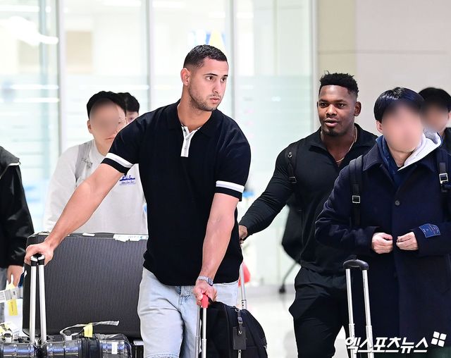 프로야구 한화 이글스의 베네수엘라 출신 외국인 선수 요나단 페라자와 윌켈 에르난데스가 16일 오후 인천국제공항을 통해 입국했다. 에르난데스와 페라자가 입국장을 나서고 있다. 인천공항, 박지영 기자