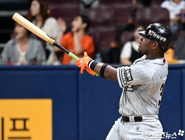 9일 오후 서울 구로구 고척스카이돔에서 열린 '2024 신한 SOL Bank KBO리그' 한화 이글스와 키움 히어로즈의 경기, 3회초 1사 한화 페라자가 솔로 홈런을 날리고 있다. 2년 만에 한화와 재계약한 페라자는 미국의 베네수엘라 공습으로 한화 스프링캠프 합류가 불투명했으나 전날 파나마로 이동한 뒤 네덜란드를 거쳐 서울에 오는 루트로 한국 입국에 성공했다. 페라자는 대전에서 체류하면서 몸을 만들다가 호주 멜버른 전훈지로 향한다. 엑스포츠뉴스 DB