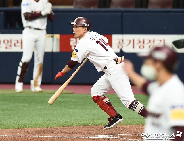 키움 히어로즈가 내야수 서건창과 연봉 1억2000만원에 선수 계약을 체결했다. 이번 계약으로 서건창은 2021년 이후 5년 만에 히어로즈 유니폼을 다시 입게 됐다. 키움은 히어로즈의 문화와 시스템을 잘 이해하고 있는 서건창이 이번 겨울을 잘 준비하면 경쟁력을 보여줄 것으로 기대하고 있다. 엑스포츠뉴스 DB