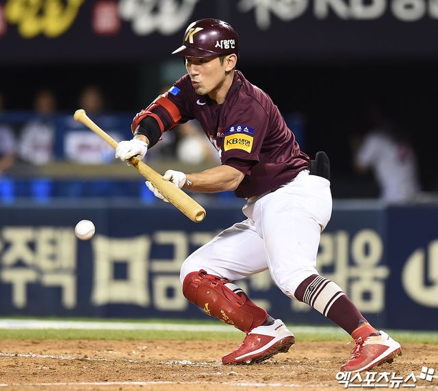 ​​​​키움 히어로즈가 내야수 서건창과 연봉 1억2000만원에 선수 계약을 체결했다. 이번 계약으로 서건창은 2021년 이후 5년 만에 히어로즈 유니폼을 다시 입게 됐다. 키움은 히어로즈의 문화와 시스템을 잘 이해하고 있는 서건창이 이번 겨울을 잘 준비하면 경쟁력을 보여줄 것으로 기대하고 있다. 엑스포츠뉴스 DB