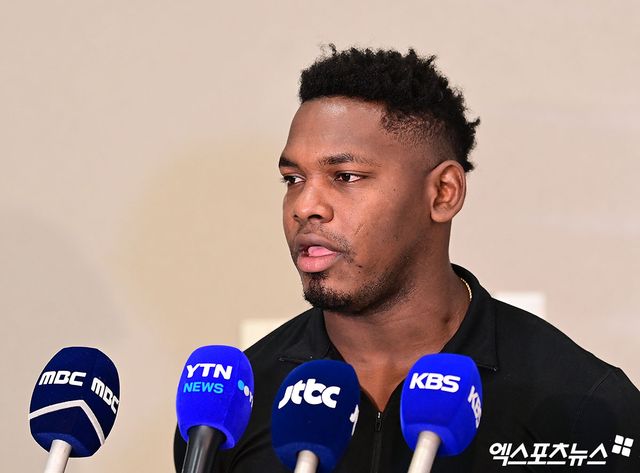 프로야구 한화 이글스의 베네수엘라 출신 외국인 선수 요나단 페라자와 윌켈 에르난데스가 16일 오후 인천국제공항을 통해 입국했다. 페라자는 미국의 베네수엘라 공습으로 한화 스프링캠프 합류가 불투명했으나 전날 파나마로 이동한 뒤 네덜란드를 거쳐 서울에 오는 루트로 한국 입국에 성공했다. 페라자는 대전에서 체류하면서 몸을 만들다가 호주 멜버른 전훈지로 향한다. 페라자가 입국장에서 취재진과 인터뷰를 나누고 있다. 인천공항, 박지영 기자