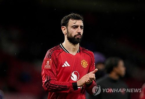 맨체스터 유나이티드 캡틴 브루노 페르난데스가 팀의 혼란스러운 상황 속에서도 올드 트래퍼드에 남겠다는 뜻을 분명히 했다. 후벵 아모림 감독의 경질과 구단의 불안정한 운영으로 인해 불거진 1월 이적설을 일축하며 잔류를 확정 짓는 분위기다. 연합뉴스