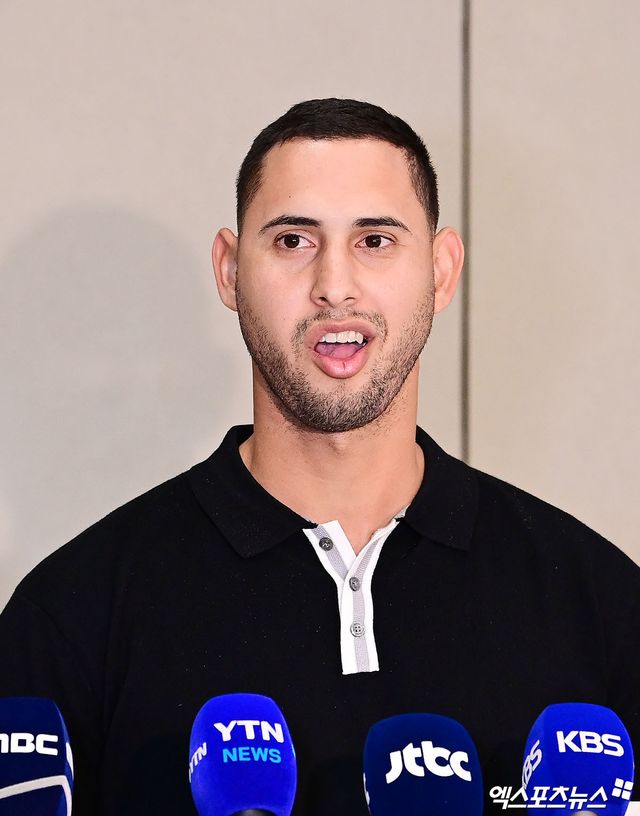 프로야구 한화 이글스의 베네수엘라 출신 외국인 선수 요나단 페라자와 윌켈 에르난데스가 16일 오후 인천국제공항을 통해 입국했다. 에르난데스가 입국장에서 취재진과 인터뷰를 나누고 있다. 인천공항, 박지영 기자