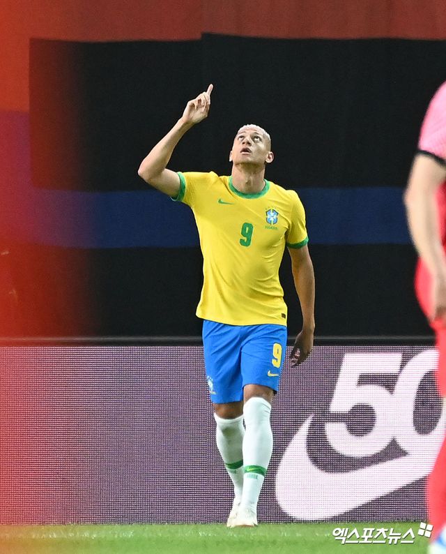 영국 공영방송 BBC는 16일 "히샬리송은 햄스트링 부상으로 7주간 결장한다"고 보도했다. 히샬리송은 지난 주말 애스턴 빌라와의 FA컵 3라운드 홈경기(1-2 패)에서 선발 출전했으나, 전반 31분 만에 햄스트링 통증을 호소하며 교체 아웃됐다. 정밀 검사 결과는 절망적이었다. 토마스 프랑크 토트넘 감독은 웨스트햄 유나이티드전 사전 기자회견에서 '안타깝게도 히샬리송은 햄스트링 부상을 입어 최대 7주 동안 경기에 나설 수 없을 것'이라고 공식 확인했다. 엑스포츠뉴스DB