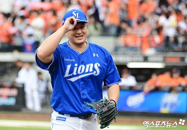 19일 오후 대전한화생명볼파크에서 열린 '2025 신한 SOL Bank KBO 포스트시즌' 삼성 라이온즈와 한화 이글스의 플레이오프 2차전 경기, 2회말 2사 2,3루 삼성 선발투수 최원태가 한화 심우준을 내야 땅볼 아웃으로 돌려세우며 이닝을 마친 뒤 더그아웃으로 향하고 있다. 엑스포츠뉴스 DB
