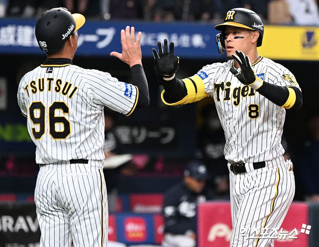 지난 2023년 3월 7일 오후 일본 오사카 교세라돔에서 열린 2023 월드베이스볼클래식(WBC) 대한민국과 한신 타이거즈의 평가전 경기, 8회말 한신 사토가 솔로 홈런을 날린 후 그라운드를 돌고 있다. 엑스포츠뉴스 DB