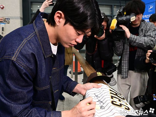 미국프로야구 메이저리그(MLB) 샌디에이고 파드리스와 4년 계약을 맺은 송성문이 지난달 23일 오전 인천국제공항을 통해 귀국했다. 송성문이 팬들의 사인 요청에 응하고 있다. 송성문은 최근 타격 훈련 도중 옆구리 근육(내복사근) 부상을 입어 병원으로부터 본격적인 훈련을 재개하기까지 4주가량이 필요할 것이라는 소견을 받았다.엑스포츠뉴스 DB