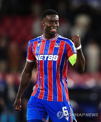 주축 수비수들의 연이은 부상으로 비상이 걸린 맨체스터 시티가 크리스털 팰리스의 캡틴이자 잉글랜드 국가대표 센터백 마크 게히를 영입하며 급한 불을 끄게 됐다. 유럽 축구 이적시장 전문가 파브리치오 로마노는 16일(한국시간) 맨체스터 시티가 마크 게히 영입에 합의했다면서 이적이나 계약이 확정적일 때 쓰는 'HERE WE GO!'를 덧붙였다. 축구계 최고의 공신력을 자랑하는 영국 공영방송 BBC 역시 맨시티가 게히 영입에 대한 원칙적 합의에 도달했다고 보도했다. 연합뉴스