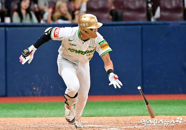 샌디에이고 파드리스 송성문이 미국에서의 첫 시즌을 앞두고 부상 악재를 만났다. 송성문은 최근 타격 훈련 도중 옆구리 근육(내복사근) 부상을 입어 병원으로부터 본격적인 훈련을 재개하기까지 4주가량이 필요할 것이라는 소견을 받았다.엑스포츠뉴스 DB