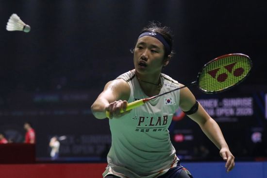 배드민턴 여자 단식 세계랭킹 1위 안세영이 17일(한국시간) 인도 뉴델리 인디라 간디 스포츠 콤플렉스에서 열린 2026 세계배드민턴연맹(BWF) 월드투어 인도 오픈(슈퍼 750) 여자단식 준결승에서 세계랭킹 8위 태국의 라차녹 인타논을 게임 스코어 2-0으로 꺾고 결승 진출에 성공했다. 사진 연합뉴스