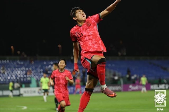 이민성 감독이 이끄는 대한민국 23세 이하(U-23) 축구대표팀은 18일(한국시간) 사우디아라비아 제다의 킹 압둘리 스포츠시티 홀 스타디움에서 열린 대회 8강 호주와의 경기에서 전반 21분 백가온의 선제골, 후반 43분 터진 신민하의 결승포에 힘입어 2-1 승리를 거뒀다. 한국은 오는 20일 오후 8시30분 같은 장소에서 숙적 일본과 결승 티켓을 놓고 다툰다. 일본은 2년 뒤 열리는 LA 하계올림픽을 겨냥, 이번 대회에 두 살 어린 21세 이하(U-21) 대표팀을 자체적으로 파견했다. 조별리그에서 3전 전승을 달렸으나 8강에선 요르단과 1-1로 비긴 뒤 승부차기 끝에 간신히 4강에 진출했다. 이민성 감독은 1997년 도쿄대첩 결승포 이후 감독으로 다시 한 번 일본 이길 수 있는 찬스를 잡았다. 대한축구협회