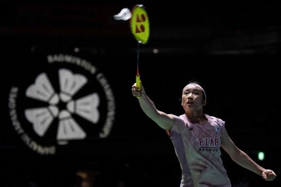 배드민턴 여자 단식 세계랭킹 1위 안세영이 17일(한국시간) 인도 뉴델리 인디라 간디 스포츠 콤플렉스에서 열린 2026 세계배드민턴연맹(BWF) 월드투어 인도 오픈(슈퍼 750) 여자단식 준결승에서 세계랭킹 8위 태국의 라차녹 인타논을 게임 스코어 2-0으로 꺾고 결승 진출에 성공했다. 사진 연합뉴스