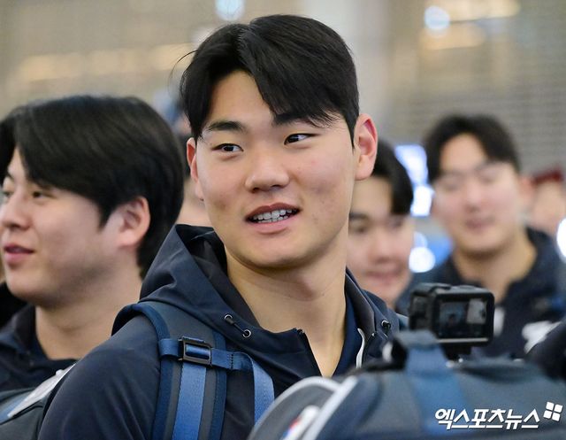 한국 야구 대표팀이 2026 WBC(월드베이스볼클래식) 대비 1차 캠프를 위해 9일 오전 인천국제공항을 통해 사이판으로 출국했다. 출국장으로 향하는 김주원. 엑스포츠뉴스 DB