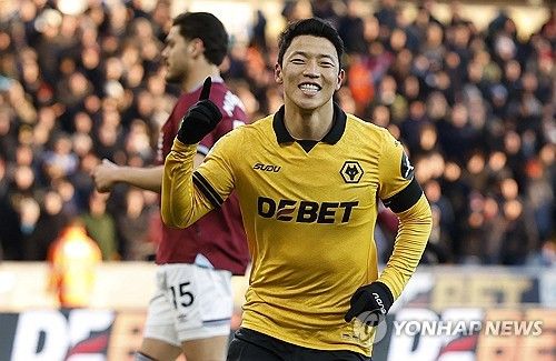 네덜란드 에레디비시 명문 구단 PSV 에인트호번이 대한민국 국가대표 공격수 황희찬(울버햄튼 원더러스) 영입을 추진하고 있다. 네덜란드 매체 부트발프리미어는 17일(현지시간) 에인트호번 지역지 '에인트호번스 다그블라트(ED)'를 인용해 풀럼이 페피의 팔 부상에도 불구하고 영입을 포기하지 않았으며, 좋은 제안이 들어온다면 이적이 불가능하지 않다고 보도했다. 연합뉴스