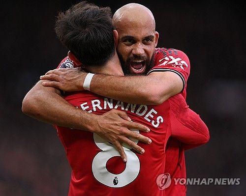 사령탑 교체라는 강수를 둔 맨체스터 유나이티드가 최대 라이벌 맨체스터 시티를 꺾고 완벽한 반전의 신호탄을 쏘아 올렸다. 맨유는 17일(한국시간) 영국 맨체스터의 올드 트래퍼드에서 열린 2025-2026시즌 잉글리시 프리미어리그(EPL) 22라운드 맨시티와의 홈 경기에서 브라이언 음뵈모와 패트릭 도르구의 연속골에 힘입어 2-0 완승을 거뒀다. 연합뉴스