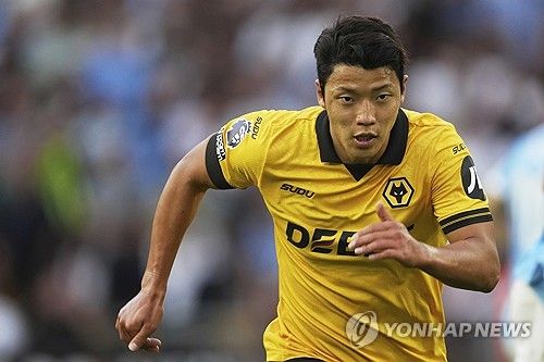 네덜란드 에레디비시 명문 구단 PSV 에인트호번이 대한민국 국가대표 공격수 황희찬(울버햄튼 원더러스) 영입을 추진하고 있다. 네덜란드 매체 부트발프리미어는 17일(현지시간) 에인트호번 지역지 '에인트호번스 다그블라트(ED)'를 인용해 풀럼이 페피의 팔 부상에도 불구하고 영입을 포기하지 않았으며, 좋은 제안이 들어온다면 이적이 불가능하지 않다고 보도했다. 연합뉴스