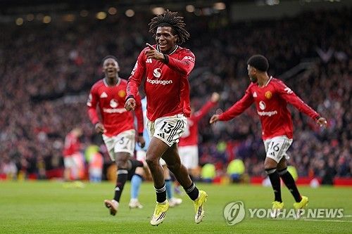 사령탑 교체라는 강수를 둔 맨체스터 유나이티드가 최대 라이벌 맨체스터 시티를 꺾고 완벽한 반전의 신호탄을 쏘아 올렸다. 맨유는 17일(한국시간) 영국 맨체스터의 올드 트래퍼드에서 열린 2025-2026시즌 잉글리시 프리미어리그(EPL) 22라운드 맨시티와의 홈 경기에서 브라이언 음뵈모와 패트릭 도르구의 연속골에 힘입어 2-0 완승을 거뒀다. 연합뉴스