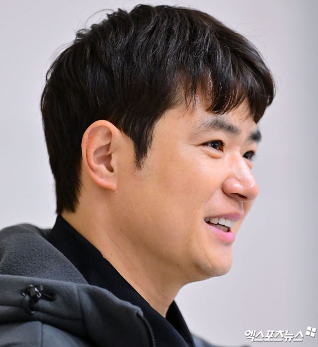 2026시즌 스프링캠프 1차 훈련 나서는 SSG 선발대가 19일 오전 인천국제공항을 통해 미국 플로리다로 출국했다. 출국 전 인터뷰하는 김재환. 인천공항, 김한준 기자