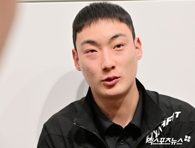 2026시즌 스프링캠프 1차 훈련 나서는 SSG 선발대가 19일 오전 인천국제공항을 통해 미국 플로리다로 출국했다. 출국 전 인터뷰하는 최지훈. 인천공항, 김한준 기자