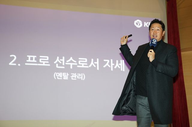 '조선의 4번타자' 이대호가 지난 14일 했던 발언이 일주일도 지나지 않아 화제가 되고 있다. 당시 이대호는 대전컨벤션센터에서 열린 '2026 KBO 신인 오리엔테이션'에 강연자로 나선 뒤 프로 선수들의 자세에 대해 이제 갓 KBO리그 문을 두드리는 새내기들에게 강연했다. 이대호는 프로는 야구장 밖에서 다치는 일은 절대 있어서는 안 된다고 강조했다. 그는 특히 '지금 겨울 같은 경우는 친구들이랑 스키타러 가고 눈썰매 타러 가고 스케이트장 가고 하면서 다칠 수 있다. 프로 선수가 제일 하면 안 되는 것이 야구장 외적에서 다치는 것'이라고 했다. 김하성의 손가락 부상과 맞물려 그의 발언이 재조명되는 중이다. KBO