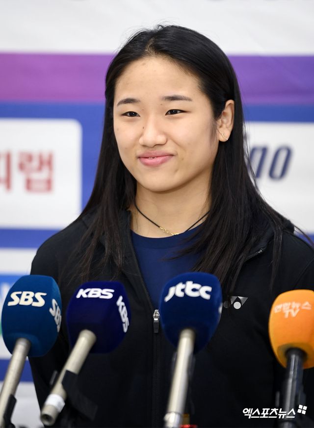 배드민턴 여자 단식 세계랭킹 1위 안세영이 말레이시아 오픈, 인도 오픈을 마무리한 뒤 19일 인천국제공항 제1여객터미널을 통해 귀국했다. 안세영은 말레이시아 오픈 때보다 나아진 몸 상태에 대해 만족감을 드러내면서 매 경기 최선을 다할 것이라고 다짐했다. 엑스포츠뉴스 DB