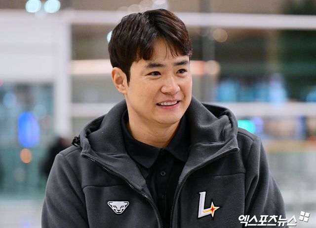 2026시즌 스프링캠프 1차 훈련 나서는 SSG 선발대가 19일 오전 인천국제공항을 통해 미국 플로리다로 출국했다. 출국장으로 향하는 김재환. 인천공항, 김한준 기자