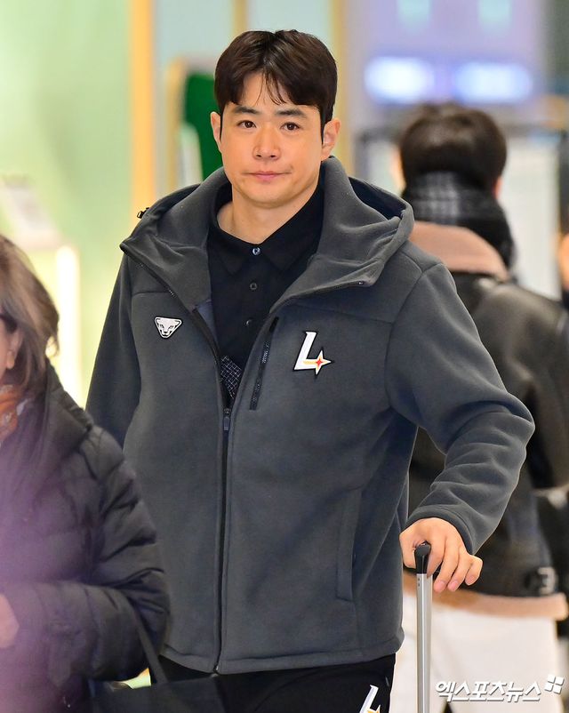 2026시즌 스프링캠프 1차 훈련 나서는 SSG 선발대가 19일 오전 인천국제공항을 통해 미국 플로리다로 출국했다. 출국장으로 향하는 김재환. 인천공항, 김한준 기자