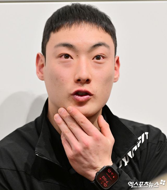 2026시즌 스프링캠프 1차 훈련 나서는 SSG 선발대가 19일 오전 인천국제공항을 통해 미국 플로리다로 출국했다. 출국 전 인터뷰하는 최지훈. 인천공항, 김한준 기자