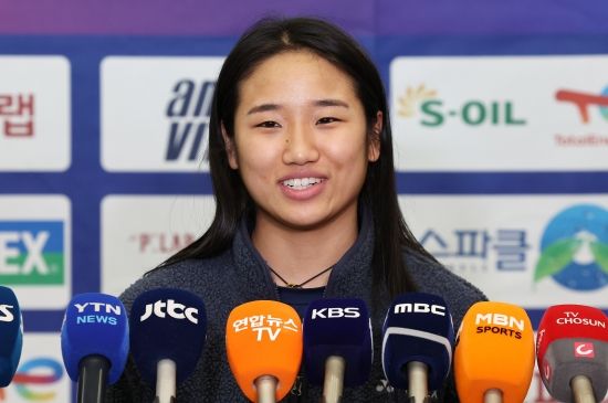 중국 소후닷컴은 '지금까지 안세영은 새해 시작 18일 만에 최고 수준의 투어에서 두 차례 우승했고 지난해 자신이 세운 한 시즌 11관왕이라는 여자 배드민턴 기록을 깨는 게 어려움이 있어 보이지 않는다'라며 15관왕까지 가능하고, 단일시즌 최다 우승 세계신기록 수립 가능성이 유력하다는 의견을 드러냈다. 매체는 '중국 팬들은 천위페이(세계 4위)가 안세영과 대결하길 기대하고 있지만, 천위페이는 말레이시아 오픈 준결승에서 기권했다. 그리고 이번 대회 준결승에서 왕즈이에게 패해 안세영과 재대결을 놓쳤다'며 천위페이가 결승에도 오르지 못하는 것에 따른 아쉬움을 숨기지 않았다. 안세영은 이날 귀국 후 가진 인터뷰에서 '올해도 큰 대회가 많기 때문에 그런 대회를 하나도 놓치지 않고 좋은 결과를 내고 싶다'고 다짐했다. 연합뉴스