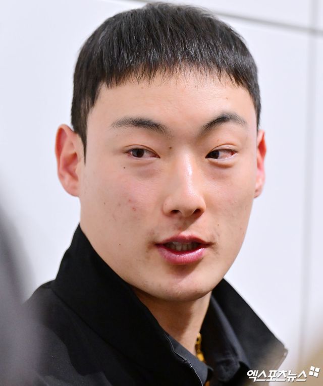 2026시즌 스프링캠프 1차 훈련 나서는 SSG 선발대가 19일 오전 인천국제공항을 통해 미국 플로리다로 출국했다. 출국 전 인터뷰하는 최지훈. 인천공항, 김한준 기자