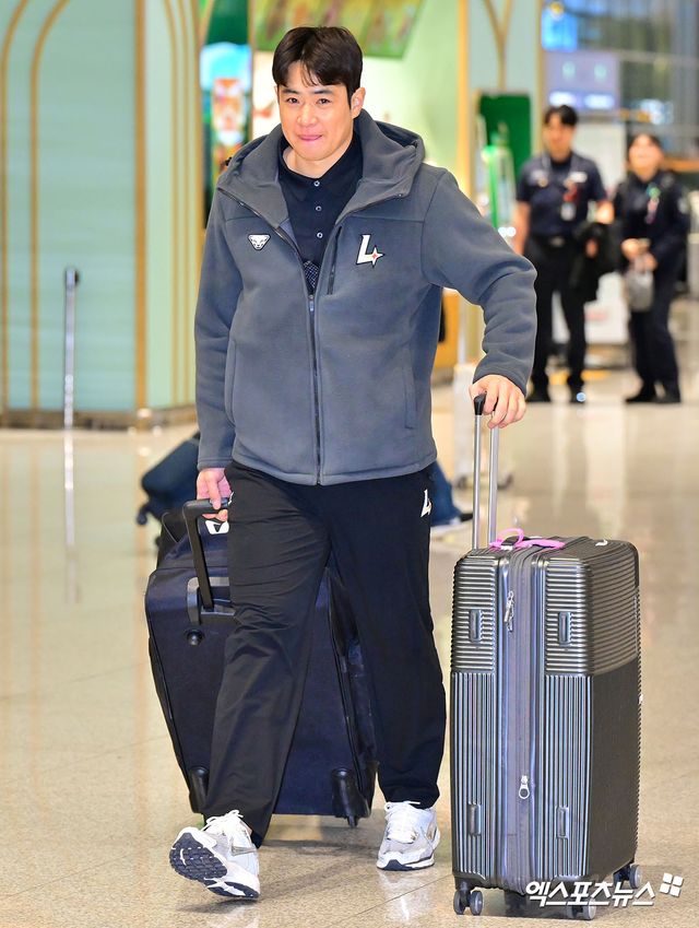 2026시즌 스프링캠프 1차 훈련 나서는 SSG 선발대가 19일 오전 인천국제공항을 통해 미국 플로리다로 출국했다. 출국장으로 향하는 김재환. 인천공항, 김한준 기자