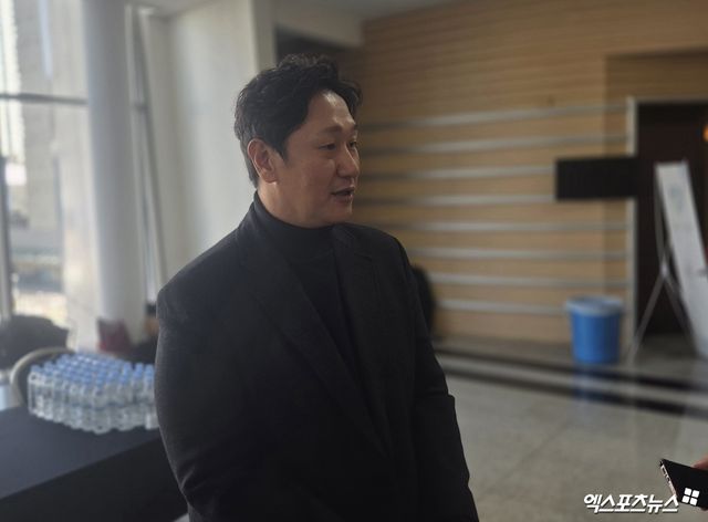 '조선의 4번타자' 이대호가 지난 14일 했던 발언이 일주일도 지나지 않아 화제가 되고 있다. 당시 이대호는 대전컨벤션센터에서 열린 '2026 KBO 신인 오리엔테이션'에 강연자로 나선 뒤 프로 선수들의 자세에 대해 이제 갓 KBO리그 문을 두드리는 새내기들에게 강연했다. 이대호는 프로는 야구장 밖에서 다치는 일은 절대 있어서는 안 된다고 강조했다. 그는 특히 '지금 겨울 같은 경우는 친구들이랑 스키타러 가고 눈썰매 타러 가고 스케이트장 가고 하면서 다칠 수 있다. 프로 선수가 제일 하면 안 되는 것이 야구장 외적에서 다치는 것'이라고 했다. 김하성의 손가락 부상과 맞물려 그의 발언이 재조명되는 중이다. 엑스포츠뉴스DB