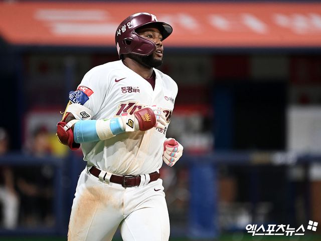 지난 2024시즌 불의의 부상으로 키움 히어로즈와 아름다운 이별을 했던 로니 도슨이 최근 자신의 SNS를 통해 의미심장한 시그널을 남겼다. 그는 지난 1일(한국시간) '2026????'이라는 짧은 단어와 함께 고래 사진 한 장을 게시했는데, 공교롭게도 2026시즌 새롭게 퓨처스리그에 합류하는 신생팀 울산 웨일즈의 마스코트가 바로 고래다. 엑스포츠뉴스 DB