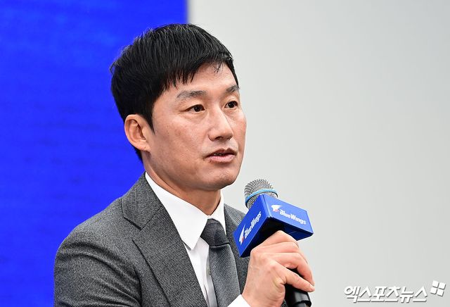 이정효 감독은 2일 수원 도이치오토월드 차란차 스튜디오에서 열린 수원상섬 제 11대 감독 취임 기자회견에 참석했다. K리그1 승격에 실패한 수원은 지난달 24일 새로운 사령탑으로 광주FC를 이끌던 K리그 최고의 명장 이정효 감독을 선임했다. 이날 취임 기자회견에서 이 감독은 지금도 자신의 실패를 바라는 사람들이 많기에 제2의 이정효를 꿈꾸는 지도자를 위해서라도 수원에서 성공을 거두겠다며 남다른 각오를 드러냈다. 수원 도이치오토월드, 박지영 기자