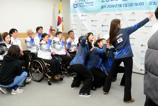 대한컬링연맹과 대한장애인컬링협회가 2일 서울 올림픽파크텔에서 합동으로 2026 밀라노・코르티나담페초동계올림픽 및 패럴림픽 컬링 국가대표 출정식을 진행했다.&nbsp;대한장애인체육회 제공