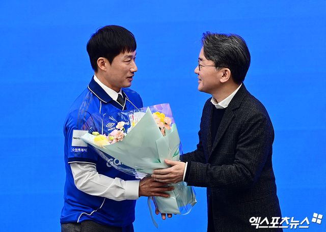 이정효 감독은 2일 수원 도이치오토월드 차란차 스튜디오에서 열린 수원상섬 제 11대 감독 취임 기자회견에 참석했다. K리그1 승격에 실패한 수원은 지난달 24일 새로운 사령탑으로 광주FC를 이끌던 K리그 최고의 명장 이정효 감독을 선임했다. 이날 취임 기자회견에서 이 감독은 지금도 자신의 실패를 바라는 사람들이 많기에 제2의 이정효를 꿈꾸는 지도자를 위해서라도 수원에서 성공을 거두겠다며 남다른 각오를 드러냈다. 수원 도이치오토월드, 박지영 기자