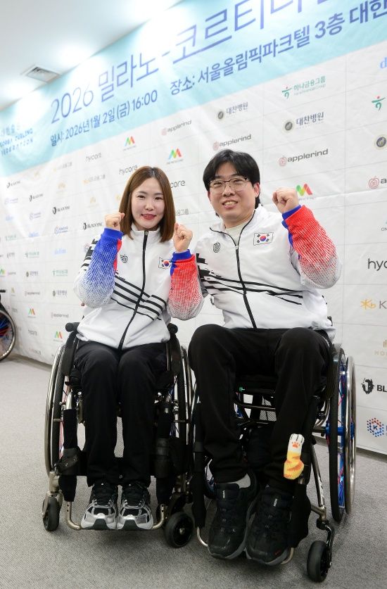 대한민국 장애인 컬링 대표팀 믹스더블 백혜진과 4인조 컬링 남봉광 선수. 대한장애인체육회 제공