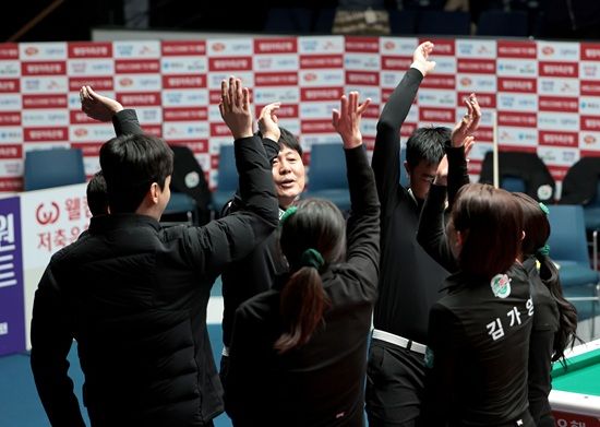 팀리그 1라운드 우승을 차지한 하나카드 선수단. PBA