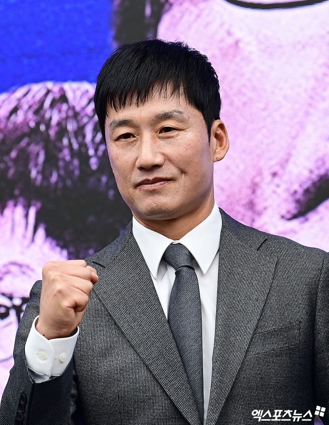 이정효 감독은 2일 수원 도이치오토월드 차란차 스튜디오에서 열린 수원상섬 제 11대 감독 취임 기자회견에 참석했다. K리그1 승격에 실패한 수원은 지난달 24일 새로운 사령탑으로 광주FC를 이끌던 K리그 최고의 명장 이정효 감독을 선임했다. 이날 취임 기자회견에서 이 감독은 지금도 자신의 실패를 바라는 사람들이 많기에 제2의 이정효를 꿈꾸는 지도자를 위해서라도 수원에서 성공을 거두겠다며 남다른 각오를 드러냈다. 수원 도이치오토월드, 박지영 기자