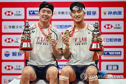 2025년 남자 배드민턴 복식 단일 시즌 최다 우승 기록을 세운 서승재(왼쪽)와 김원호. 사진 연합뉴스
