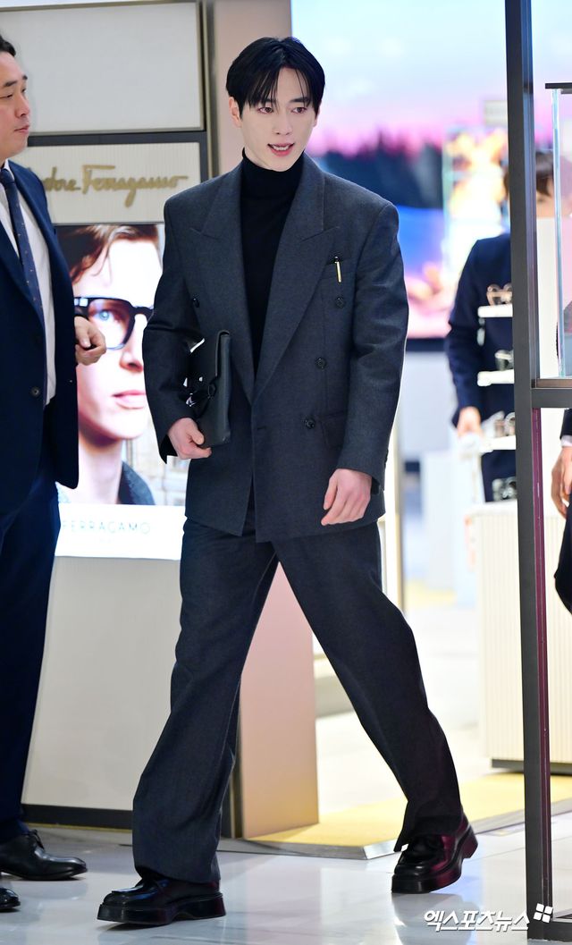 서강준이 포즈를 취하고 있다.