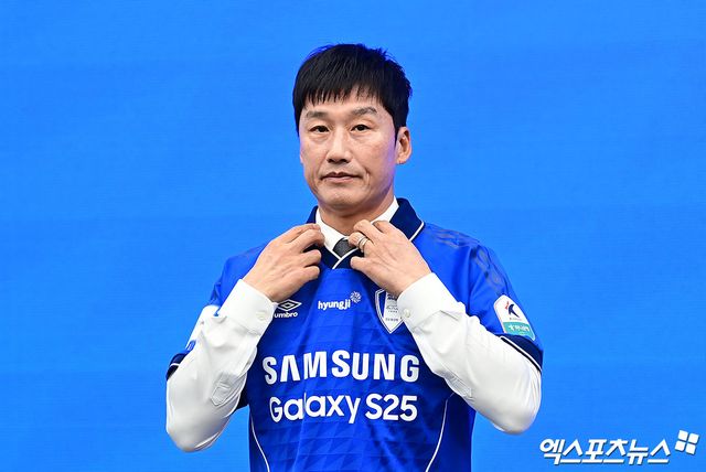 이정효 감독은 2일 수원 도이치오토월드 차란차 스튜디오에서 열린 수원상섬 제 11대 감독 취임 기자회견에 참석했다. K리그1 승격에 실패한 수원은 지난달 24일 새로운 사령탑으로 광주FC를 이끌던 K리그 최고의 명장 이정효 감독을 선임했다. 이날 취임 기자회견에서 이 감독은 지금도 자신의 실패를 바라는 사람들이 많기에 제2의 이정효를 꿈꾸는 지도자를 위해서라도 수원에서 성공을 거두겠다며 남다른 각오를 드러냈다. 수원 도이치오토월드, 박지영 기자