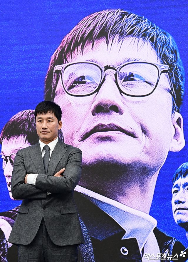 이정효 감독은 2일 수원 도이치오토월드 차란차 스튜디오에서 열린 수원상섬 제 11대 감독 취임 기자회견에 참석했다. K리그1 승격에 실패한 수원은 지난달 24일 새로운 사령탑으로 광주FC를 이끌던 K리그 최고의 명장 이정효 감독을 선임했다. 이날 취임 기자회견에서 이 감독은 지금도 자신의 실패를 바라는 사람들이 많기에 제2의 이정효를 꿈꾸는 지도자를 위해서라도 수원에서 성공을 거두겠다며 남다른 각오를 드러냈다. 수원 도이치오토월드, 박지영 기자