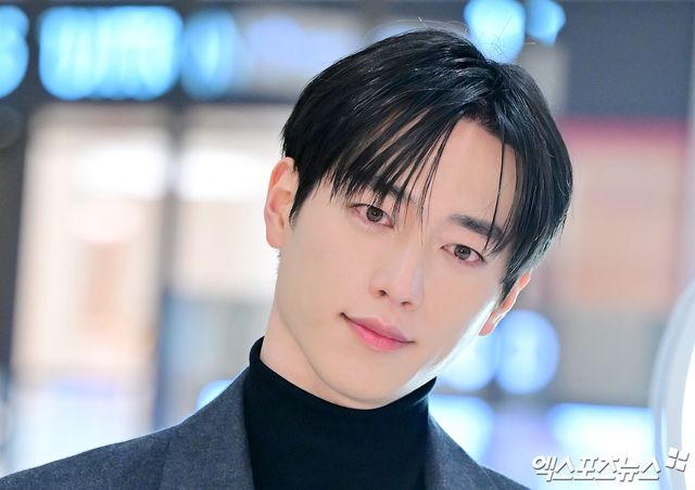 서강준이 포즈를 취하고 있다.