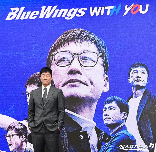 이정효 감독은 2일 수원 도이치오토월드 차란차 스튜디오에서 열린 수원상섬 제 11대 감독 취임 기자회견에 참석했다. K리그1 승격에 실패한 수원은 지난달 24일 새로운 사령탑으로 광주FC를 이끌던 K리그 최고의 명장 이정효 감독을 선임했다. 이날 취임 기자회견에서 이 감독은 지금도 자신의 실패를 바라는 사람들이 많기에 제2의 이정효를 꿈꾸는 지도자를 위해서라도 수원에서 성공을 거두겠다며 남다른 각오를 드러냈다. 수원 도이치오토월드, 박지영 기자