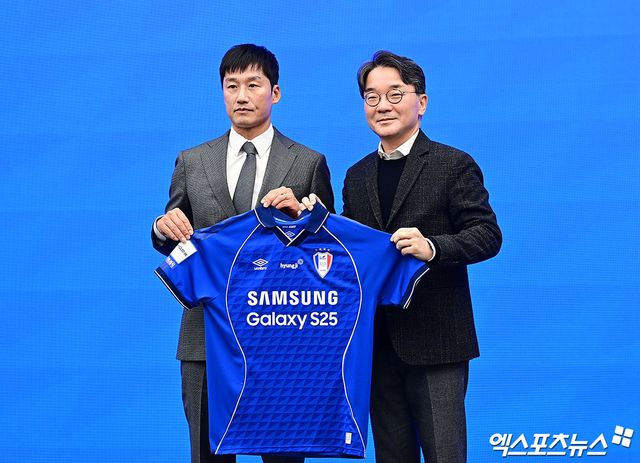 이정효 감독은 2일 수원 도이치오토월드 차란차 스튜디오에서 열린 수원상섬 제 11대 감독 취임 기자회견에 참석했다. K리그1 승격에 실패한 수원은 지난달 24일 새로운 사령탑으로 광주FC를 이끌던 K리그 최고의 명장 이정효 감독을 선임했다. 이날 취임 기자회견에서 이 감독은 지금도 자신의 실패를 바라는 사람들이 많기에 제2의 이정효를 꿈꾸는 지도자를 위해서라도 수원에서 성공을 거두겠다며 남다른 각오를 드러냈다. 수원 도이치오토월드, 박지영 기자